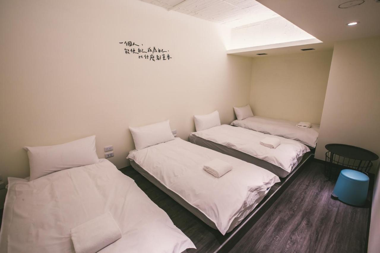 Stray Birds Taichung Hostel Esterno foto