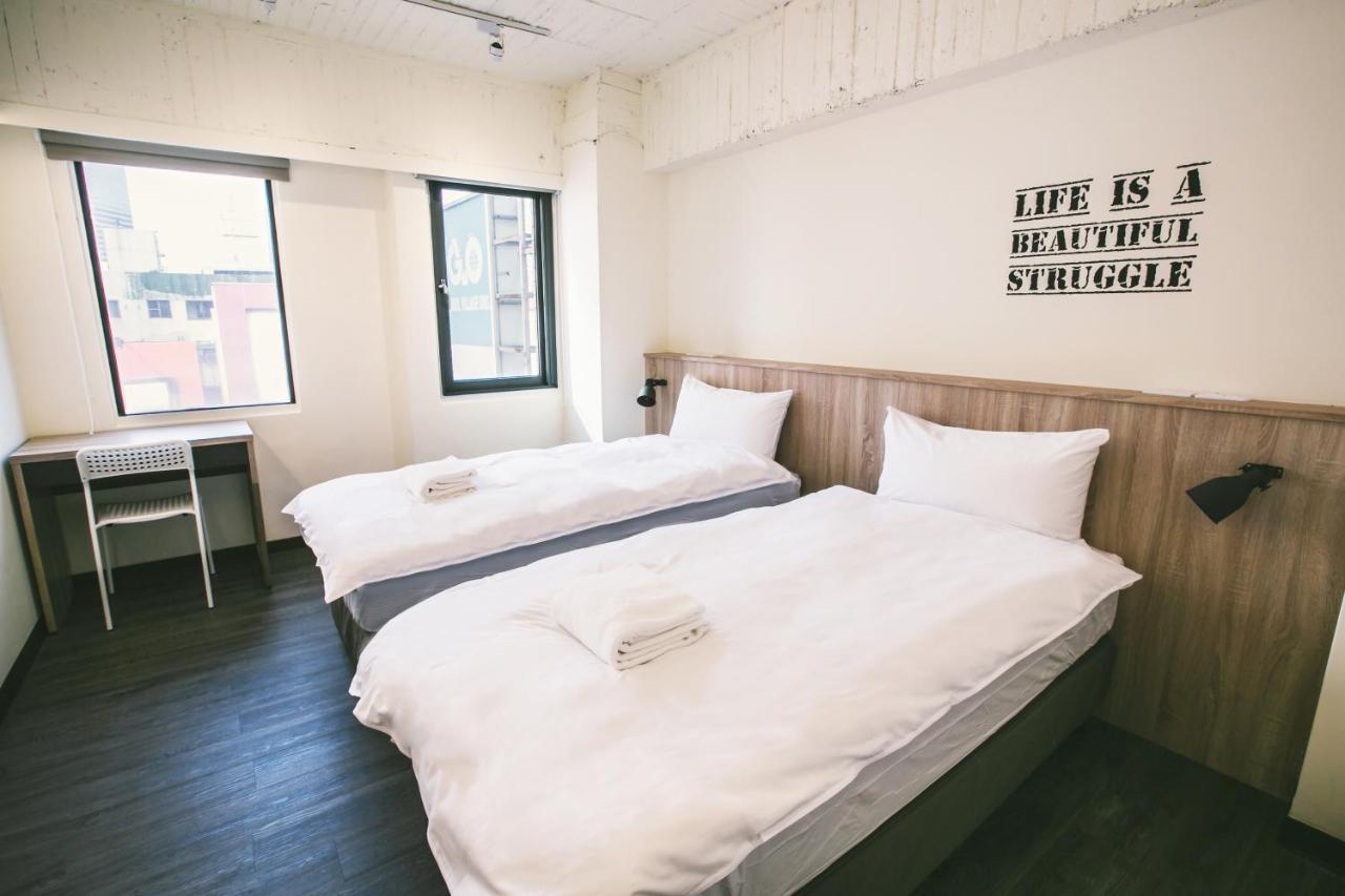 Stray Birds Taichung Hostel Esterno foto